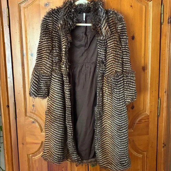 Willow & Clay Faux Fur Coat NWOT - Picture 5 of 7